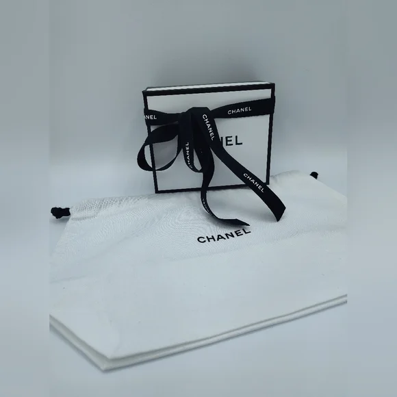 CHANEL No5 Perfume Bottle Necklace GWP Box Dust Bag & Ribbon ONE AVAILABLE - Picture 5 of 8